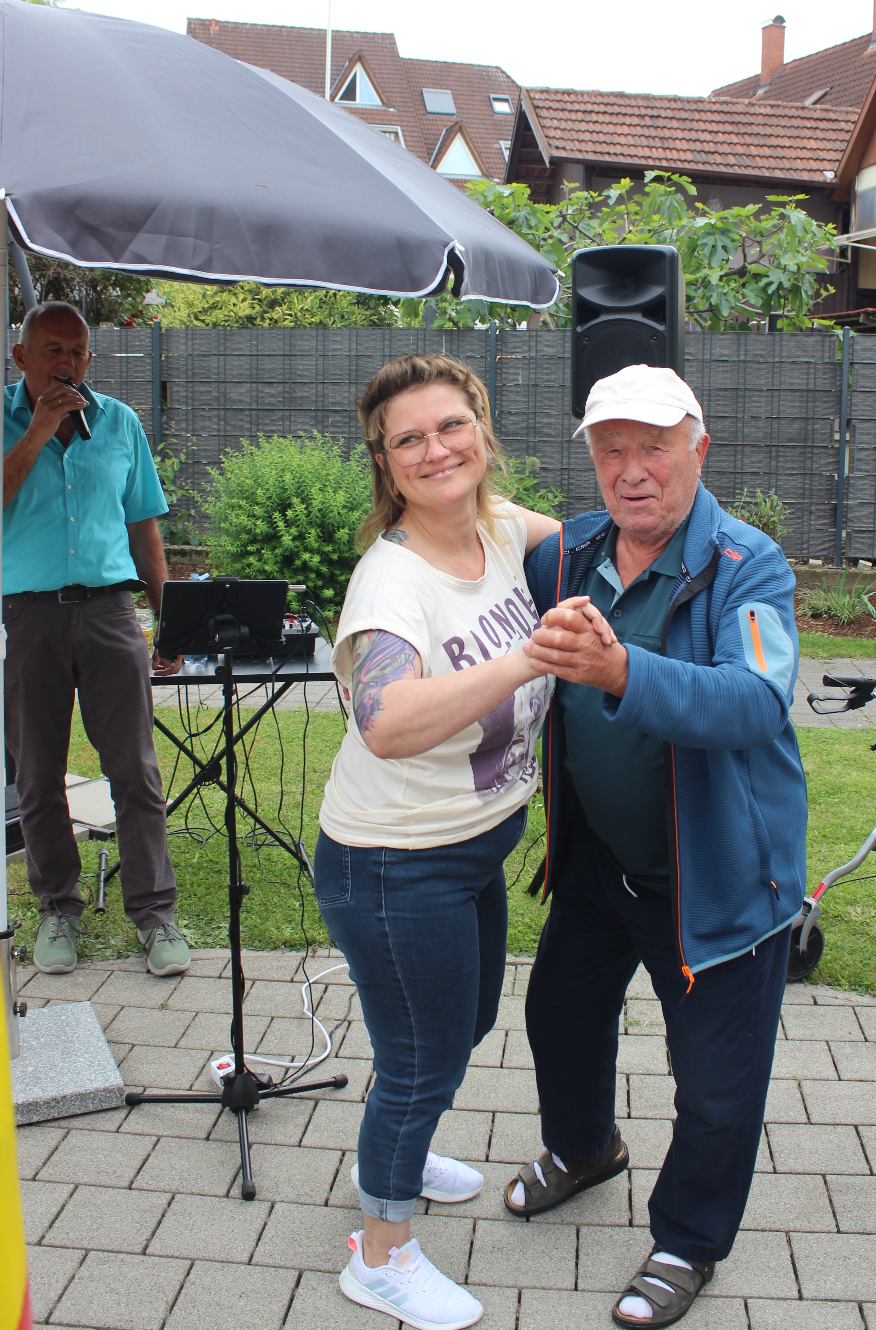 Frau Huber Hennig schwingt das Tanzbein
